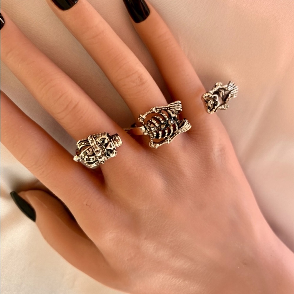 Skeleton Queen Multi-Finger Ring - Picture 9 of 16